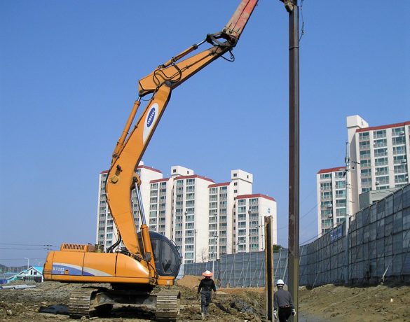 large crane belonging to groundwork companies London